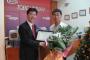 TOEIC Vietnam trao phần thưởng cho thầy Hoangology
